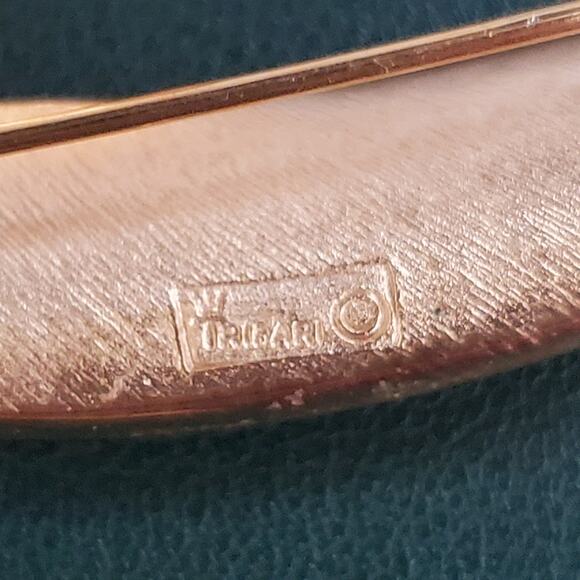 Vintage Crown Trifari Brooch Curling Leaf Brushed Gold Tone Signed 60's - Picture 6 of 6